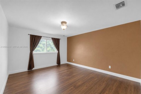 House in Cutler Bay, Florida 3 bedrooms, 180.51 sq.m. № 2279236 - photo 11