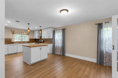 House in Cutler Bay, Florida 3 bedrooms, 180.51 sq.m. № 2279236 - photo 16