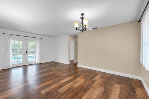 House in Cutler Bay, Florida 3 bedrooms, 180.51 sq.m. № 2279236 - photo 5