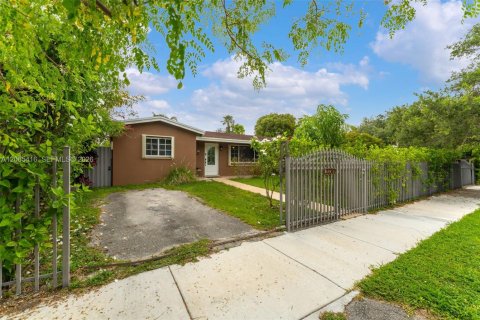 House in Cutler Bay, Florida 3 bedrooms, 180.51 sq.m. № 2279236 - photo 2