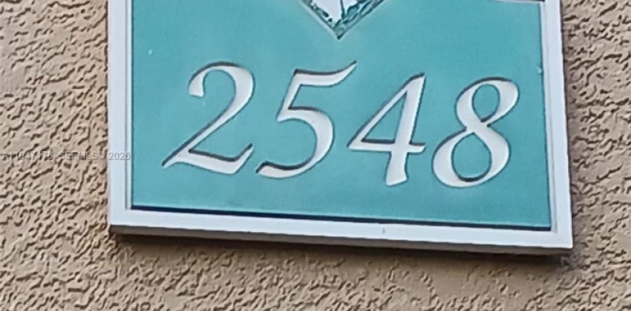 Кондоминиум с 1 спальней в Мирамар, Флорида № 2003489