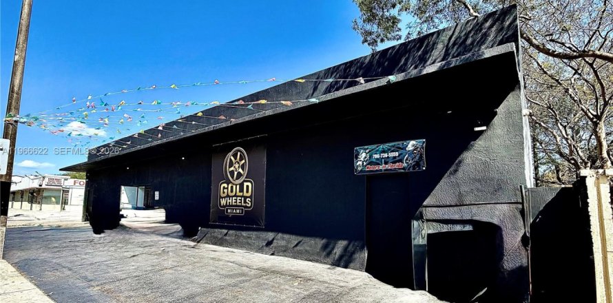 Commercial property in Miami, Florida № 2081325