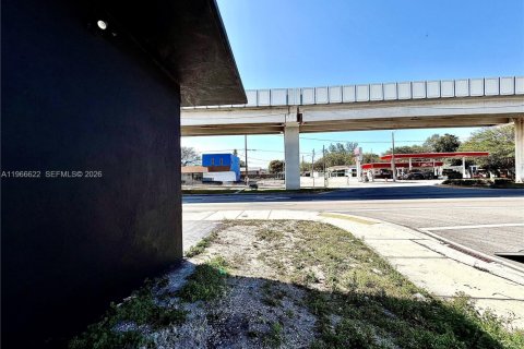 Commercial property in Miami, Florida № 2081325 - photo 5
