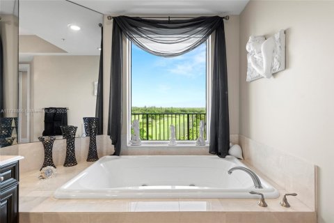 Condo in Coral Gables, Florida, 3 bedrooms  № 1865092 - photo 20