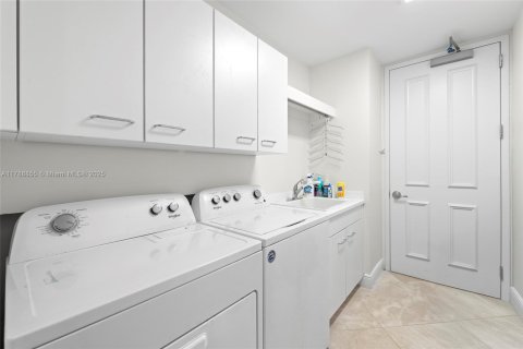 Condo in Coral Gables, Florida, 3 bedrooms  № 1865092 - photo 24