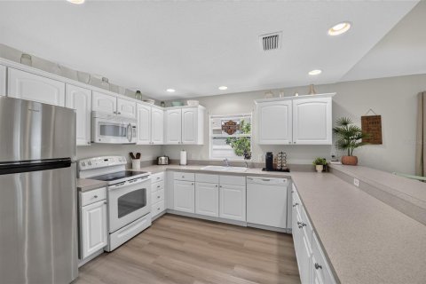 House in The Villages, Florida 2 bedrooms, 105.17 sq.m. № 2209461 - photo 9