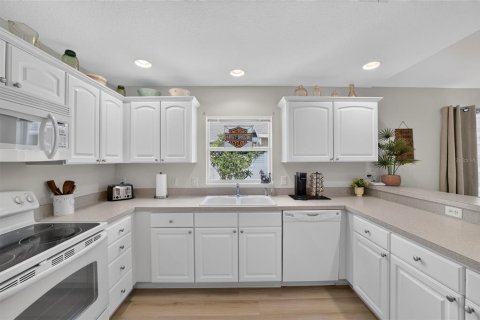 House in The Villages, Florida 2 bedrooms, 105.17 sq.m. № 2209461 - photo 10