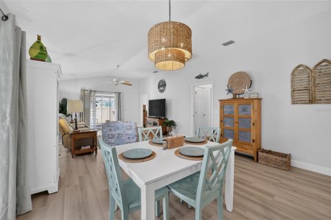 House in The Villages, Florida 2 bedrooms, 105.17 sq.m. № 2209461 - photo 15