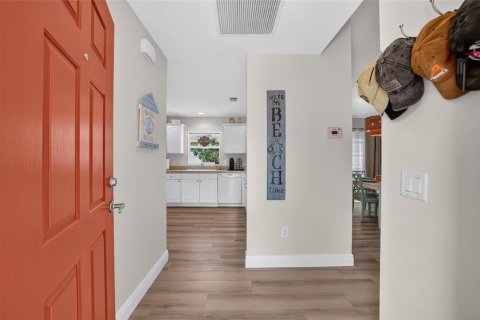 House in The Villages, Florida 2 bedrooms, 105.17 sq.m. № 2209461 - photo 5