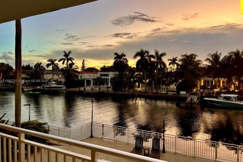 Copropriété à louer à Bay Harbor Islands, Floride: 1 chambre, 90.58 m2 № 1931717 - photo 1
