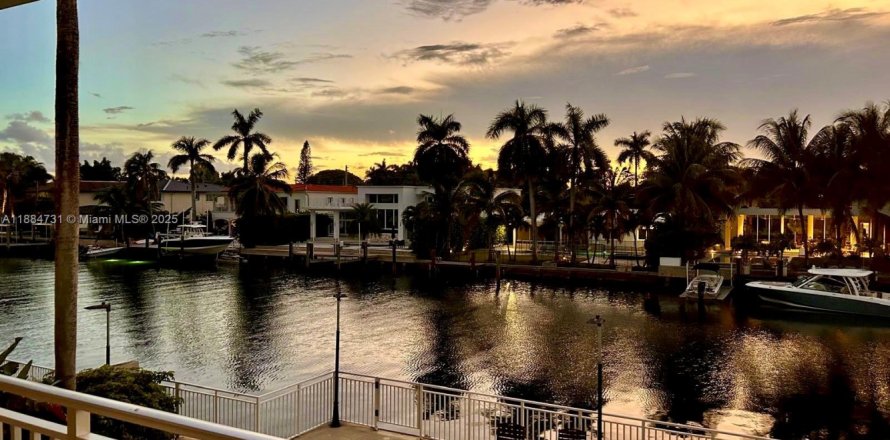 Condo à Bay Harbor Islands, Floride, 1 chambre № 1931717