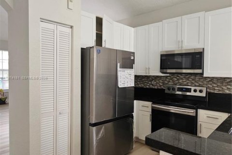 Casa en alquiler en Pembroke Pines, Florida, 3 dormitorios, 125.23 m2 № 2036208 - foto 5