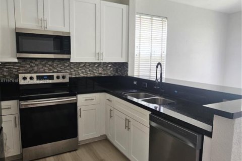 Casa en alquiler en Pembroke Pines, Florida, 3 dormitorios, 125.23 m2 № 2036208 - foto 12