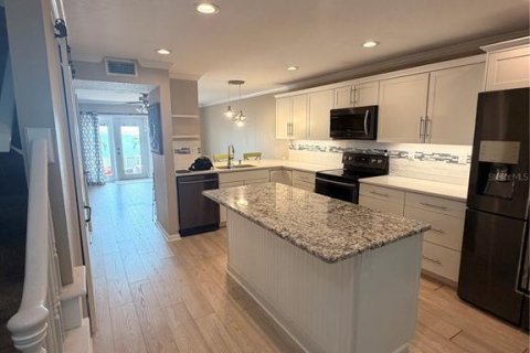 Townhouse in Saint Petersburg, Florida 2 bedrooms, 94.95 sq.m. № 2390971 - photo 4