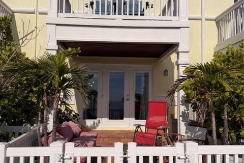 Townhouse in Saint Petersburg, Florida 2 bedrooms, 94.95 sq.m. № 2390971 - photo 2