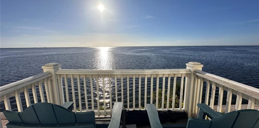 Townhouse in Saint Petersburg, Florida 2 bedrooms, 94.95 sq.m. № 2390971