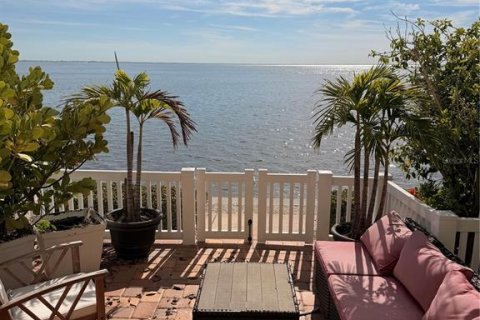 Townhouse in Saint Petersburg, Florida 2 bedrooms, 94.95 sq.m. № 2390971 - photo 3
