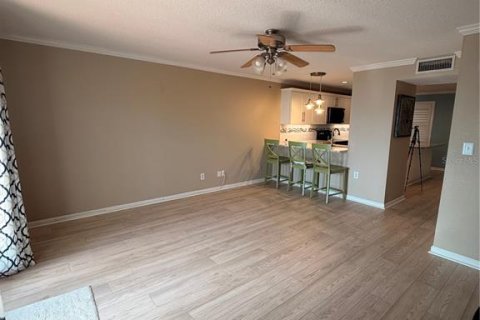 Townhouse in Saint Petersburg, Florida 2 bedrooms, 94.95 sq.m. № 2390971 - photo 6