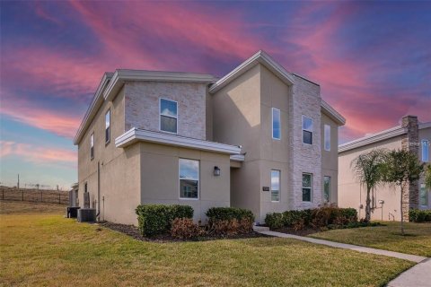 House in Davenport, Florida 9 bedrooms, 405.98 sq.m. № 2121650 - photo 4