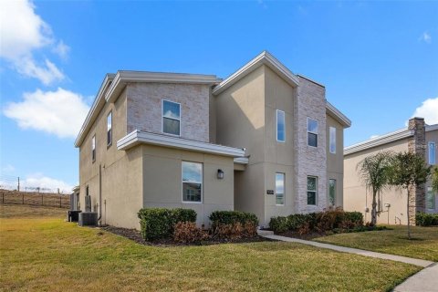 House in Davenport, Florida 9 bedrooms, 405.98 sq.m. № 2121650 - photo 3