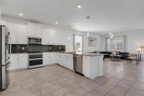 House in Davenport, Florida 9 bedrooms, 405.98 sq.m. № 2121650 - photo 9
