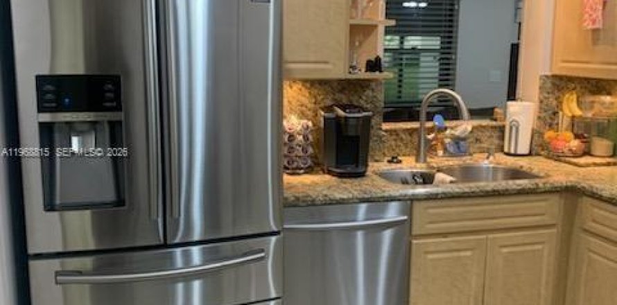 House in Coconut Creek, Florida 1 bedroom, 141.86 sq.m. № 2031738