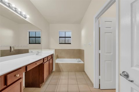 Villa ou maison à louer à Homestead, Floride: 4 chambres, 280.75 m2 № 2386970 - photo 28