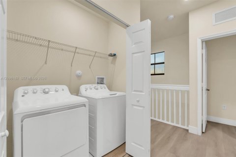 Villa ou maison à louer à Homestead, Floride: 4 chambres, 280.75 m2 № 2386970 - photo 24