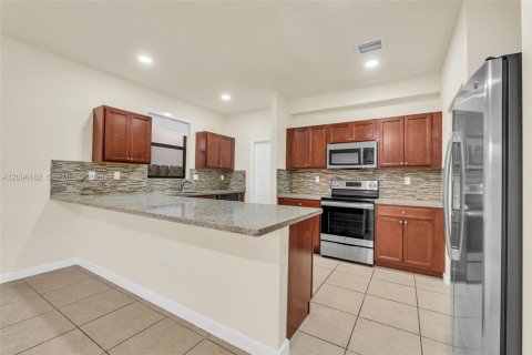 Villa ou maison à louer à Homestead, Floride: 4 chambres, 280.75 m2 № 2386970 - photo 15