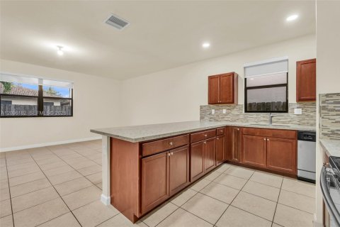 Villa ou maison à louer à Homestead, Floride: 4 chambres, 280.75 m2 № 2386970 - photo 17