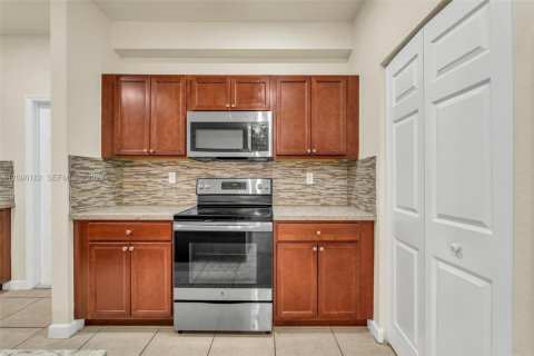 Villa ou maison à louer à Homestead, Floride: 4 chambres, 280.75 m2 № 2386970 - photo 16
