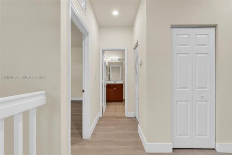 Villa ou maison à louer à Homestead, Floride: 4 chambres, 280.75 m2 № 2386970 - photo 23