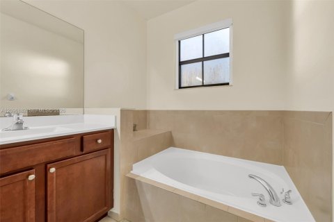 Villa ou maison à louer à Homestead, Floride: 4 chambres, 280.75 m2 № 2386970 - photo 30