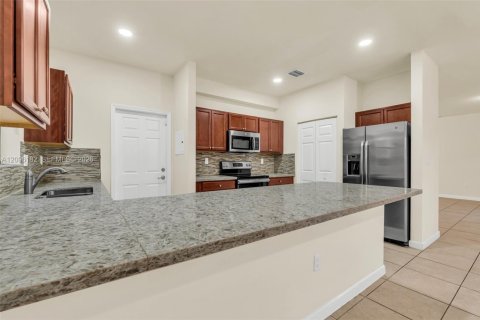 Villa ou maison à louer à Homestead, Floride: 4 chambres, 280.75 m2 № 2386970 - photo 14