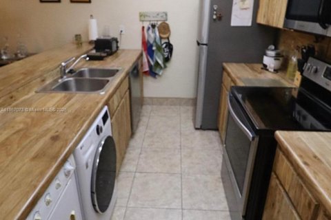 Купить таунхаус в Пемброк-Пайнс, Флорида 2 спальни, 122.45м2, № 2013301 - фото 7