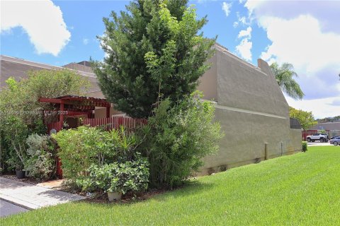 Купить таунхаус в Пемброк-Пайнс, Флорида 2 спальни, 122.45м2, № 2013301 - фото 2