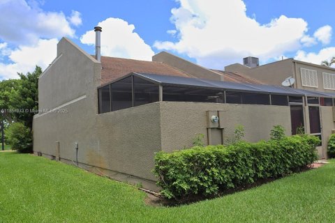 Купить таунхаус в Пемброк-Пайнс, Флорида 2 спальни, 122.45м2, № 2013301 - фото 3