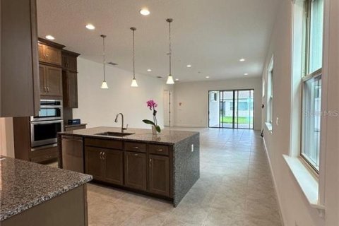 House in Orlando, Florida 5 bedrooms, 295.43 sq.m. № 2236403 - photo 4