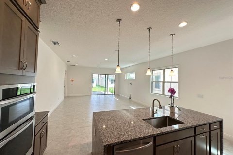 House in Orlando, Florida 5 bedrooms, 295.43 sq.m. № 2236403 - photo 6