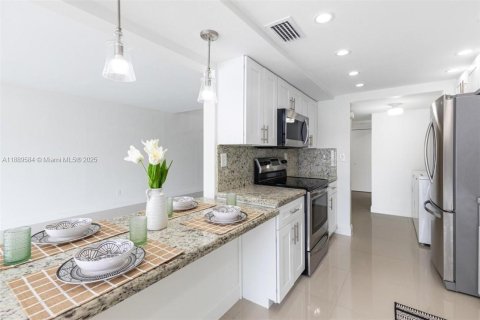 Touwnhouse à louer à Miami, Floride: 3 chambres, 171.96 m2 № 1939163 - photo 4