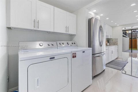 Touwnhouse à louer à Miami, Floride: 3 chambres, 171.96 m2 № 1939163 - photo 28