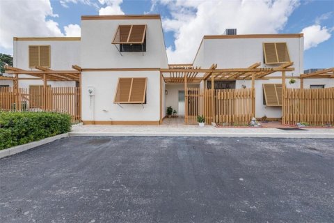 Touwnhouse à louer à Miami, Floride: 3 chambres, 171.96 m2 № 1939163 - photo 1