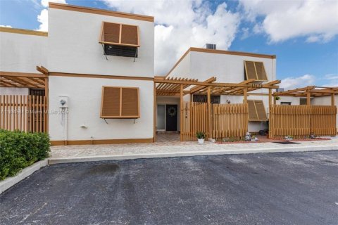 Touwnhouse à louer à Miami, Floride: 3 chambres, 171.96 m2 № 1939163 - photo 2