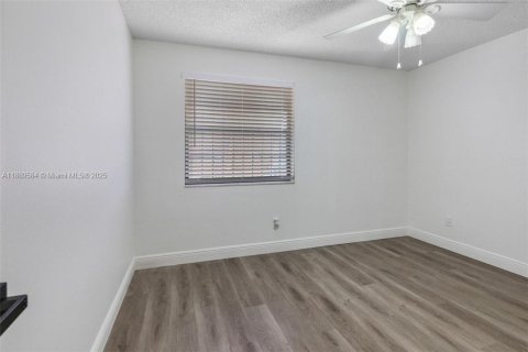 Touwnhouse à louer à Miami, Floride: 3 chambres, 171.96 m2 № 1939163 - photo 16