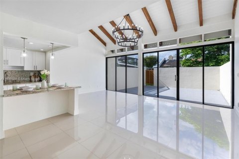 Touwnhouse à louer à Miami, Floride: 3 chambres, 171.96 m2 № 1939163 - photo 9