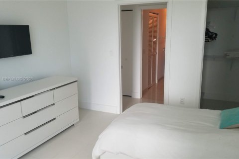 Condo in Miami, Florida, 2 bedrooms  № 2052985 - photo 12