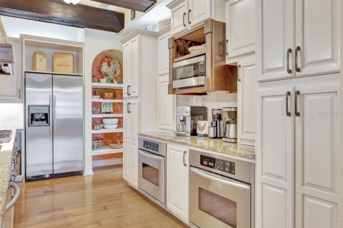 House in Tampa, Florida 4 bedrooms, 332.22 sq.m. № 1586337 - photo 8
