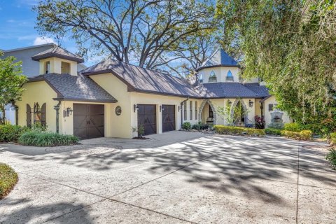 House in Tampa, Florida 4 bedrooms, 332.22 sq.m. № 1586337 - photo 1