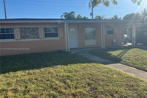 Casa en venta en Miami Gardens, Florida, 3 dormitorios, 106.84 m2 № 1970738 - foto 4