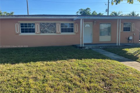 Casa en venta en Miami Gardens, Florida, 3 dormitorios, 106.84 m2 № 1970738 - foto 1